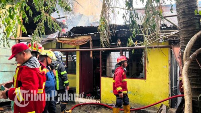 KEBAKARAN DI PADANG - Kebakaran melanda kawasan Pasar Raya Padang, tepatnya di Kelurahan Kampung Jao, Kecamatan Padang Barat, Kota Padang, Provinsi Sumatera Barat pada Jumat (12/6/2026) sore. Peristiwa yang mengejutkan warga dan pedagang setempat tersebut terjadi di tengah kepadatan aktivitas menjelang akhir pekan.
