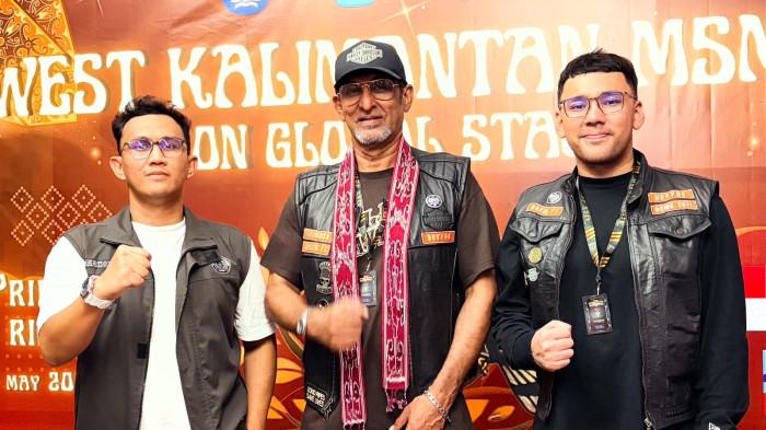 FOTO BERSAMA - President Club Razz Chopper Sibu, Sarawak, Malaysia, Razak (tengah), bersama putranya berfoto dengan perwakilan tim Politeknik Negeri Pontianak pada ajang Borneo Island International Big Bike Festival (BIIBBF) 2026 di Kuching, Sarawak, Malaysia. Kegiatan itu dihadiri peserta dan pengunjung dari berbagai dunia