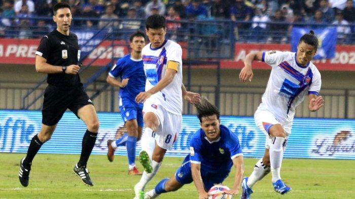 BEREBUT BOLA - Persib Bandung menghadapi Port FC dalam laga Piala Presiden 2025 di Stadion Si Jalak Harupat, Kabupaten Bandung, Jawa Barat, Minggu (6/7/2025). Pertandingan berakhir untuk kemenangan Port FC dengan skor 2-0.