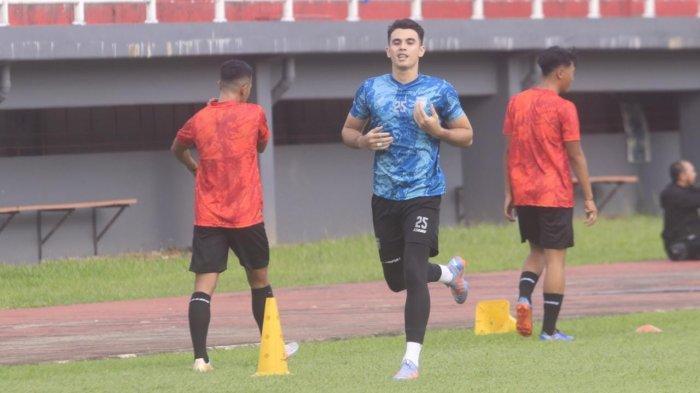 Els kiper Bali United, Nadeo Arga Winata yang saat ini bermain bersama Borneo FC yang merupakan klubnya terdahulu.