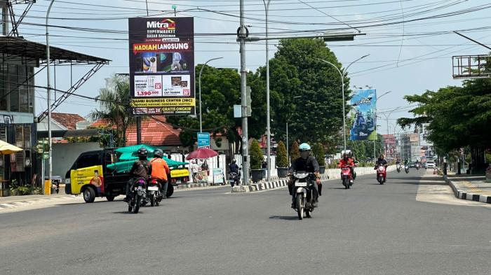 NAMA JALAN - Nama jalan di samping rumah dinas Gubernur Jambi yang berkarat tidak bisa dilihat di Kecamatan Pasar Kota Jambi