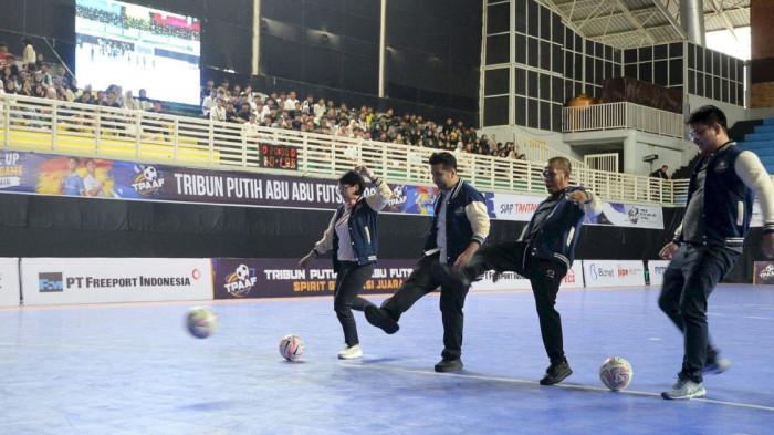 FUTSAL TRIBUN - Wagub Jawa Timur Emil E Dardak didampingi Chief Executive Officer Tribun Network Dahlan Dahi, VP Corporate Communication PT Freeport Indonesia Katri Krisnati dan Ketua Umum Federasi Futsal Indonesia Michael Victor Sianipar membuka langsung 