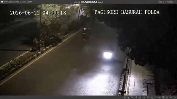 BEGAL -- Tangkapan layar rekaman CCTV yang merekam saat sepeda motor korban telah direbut pelaku begal di Jalan Basuki Rahmat depan RM Pagi Sore, Jumat (12/6/2026). Pelaku dua orang yang menggunakan motor N-Max, diduga bersenpi.