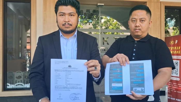 LAPORAN - Owner Kapten Audio, serta Pemilik Restoran Kapten Seafood Surabaya, Fajar Ramadhon (kanan), didampingi Kuasa Hukumnya, Descha Govindha (kiri), menunjukkan laporan dan bukti chat di SPKT Polda Jawa Timur, Kamis (11/6/2026) pukul 13.30 WIB. Fajar melaporkan Vicky Prasetyo bersama Fiona Khairunisa atas dugaan penipuan, usai membeli satu set audio senilai ratusan juta rupiah