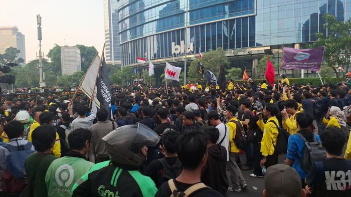 DEMO - Situasi aksi demonstrasi yang digelar mahasiswa dan masyarakat sipil di Jalan MH Thamrin, Jakarta, Jumat (12/6/2026) sejak pukul 10.00 hingga 21.00 WIB. (Ibriza/Tribunnews)