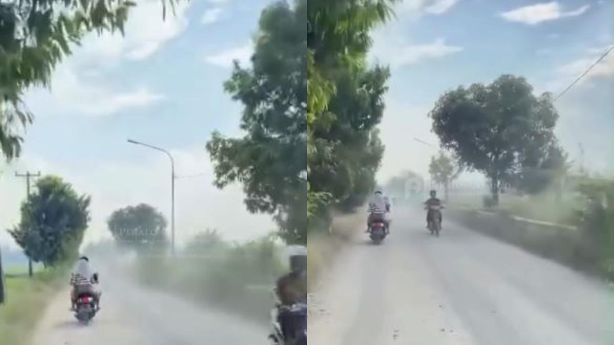 JALAN BERDEBU - Kondisi Jalan Samirejo menuju Desa Curug dan MAN IC Pekalongan jadi sorotan, debu beterbangan saat kendaraan melintas.