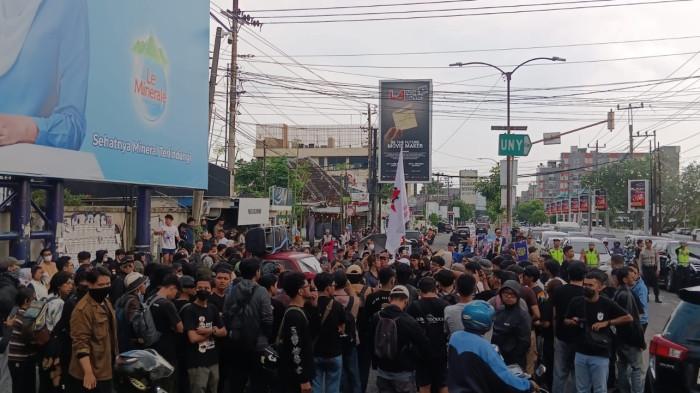 AKSI - Penampakan massa aksi Aliansi Rakyat Memanggil saat memadati Pertigaan Colombo, Yogyakarta, Sabtu (13/6/2026).