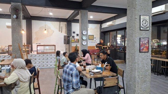 Suasana pengunjung di Gedong Heritage dihibur oleh alunan musik akustik di Jl. Akses Perumahan, Banjaragung, Kecamatan Cipocok Jaya, Kota Serang,