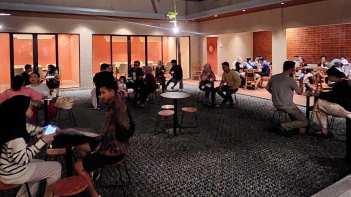 Suasana anak muda nongkrong, dan bersantai dengan teman sambil kulineran di Kiri Coffee, Kota Serang, Rabu (13/5/2026) malam.