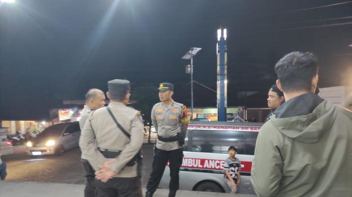 SOPIR MENINGGAL-Seorang sopir truk Colt Diesel ditemukan meninggal dunia secara mendadak di dalam kabin kendaraan yang dikemudikannya di ruas Jalan Raya Batusangkar–Ombilin, Sumatera Barat. Kasat Reskrim Polres Tanah Datar, Iptu Muhammad Iqbal sebut korban sempat dilarikan ke rumah sakit namun nyawanya tidak tertolong, Minggu (14/6/2026).