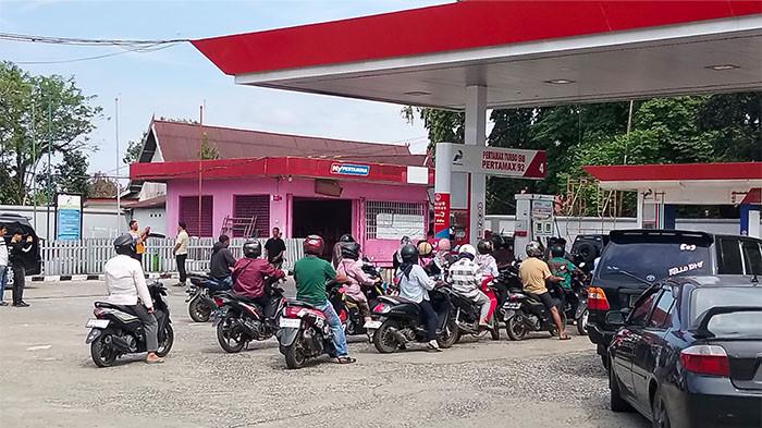 ANTREAN BBM - Potret antrean BBM di SPBU Pematang Kandis, Merangin, beberapa waktu lalu. Gubernur Jambi, Al Haris, mempertanyakan panjangnya antrean, sebab informasi yang ia dapatkan, stok BBM aman dan tercukupi.
