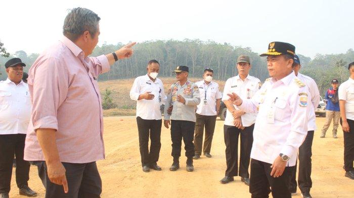 JALAN BATU BARA - Tim Pemprov Jambi yang dipimpin Gubernur Jambi Al Haris memonitoring pengerjaan jalan khusus batu bara, beberapa waktu lalu. Al Haris mengungkapkan, ada 77 kilometer jalan yang telah disiapkan untuk uji operasional.