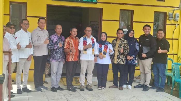 Foto bersama Ketua DPRD Kotabaru bersama sejumlah pihaka perbanka
