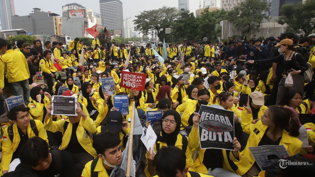 AKSI UNJUK RASA - Sejumlah mahasiswa menggelar aksi unjuk rasa di kawasan Thamrin, Jakarta Pusat, Jumat (12/6/2026).