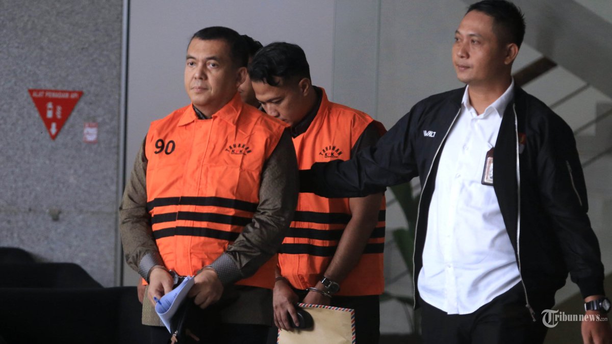 SILMY KARIM - Wakil Menteri Imigrasi dan Pemasyarakatan (Imipas) Silmy Karim mengenakan rompi tahanan usai menjalani pemeriksaan di Gedung Merah Putih KPK, Jakarta, Kamis (4/6/2026). Setelah memeriksa Silmy selama lebih dari 10 jam, KPK menetapkannya sebagai tersangka kasus dugaan korupsi terkait pengurusan izin tinggal warga negara asing (WNA) di Indonesia. TRIBUNNEWS/IRWAN RISMAWAN