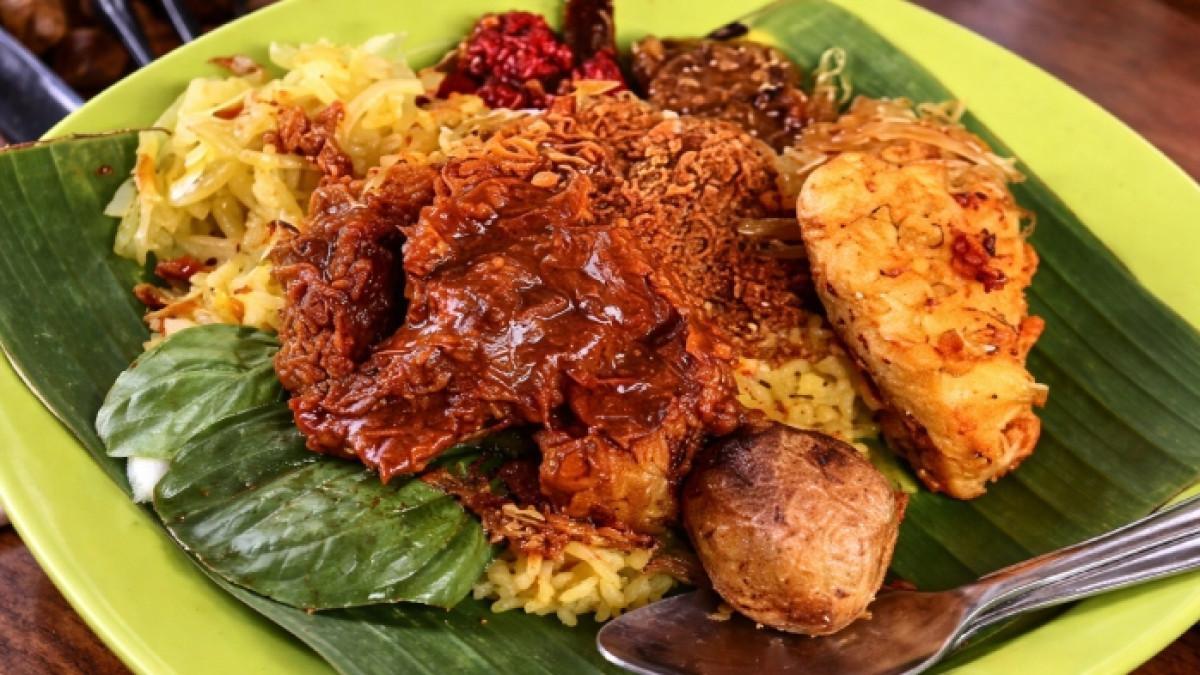 NASI KUNING - dan Uduk Pandu Ny. Shelvy, tempat sarapan enak di Bandung, Jawa Barat.