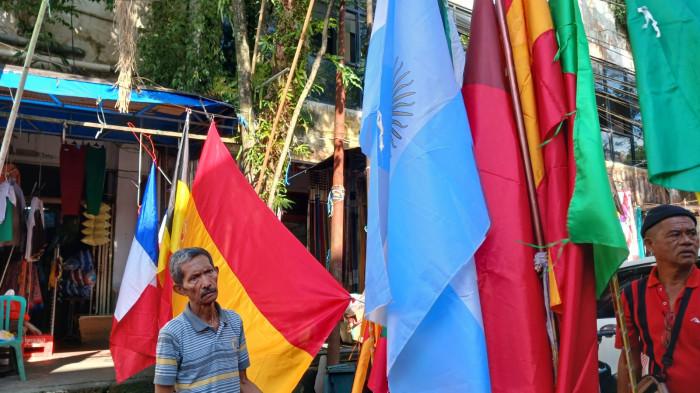 PEDAGANG BENDERA - Pedagang bendera negara peserta Piala Dunia 2026 di Pasar 45, Manado, Sulawesi Utara, Selasa (2/6/2026). Selain bendera, ada sticker hingga jadwal pertandingan.