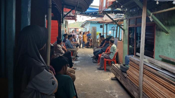 RUMAH DUKA - Suasana rumah duka korban kecelakaan maut di Anambas, Amri (46) yang berada di Jalan Takari Gang Pari, Desa Tarempa Barat, Kecamatan Siantan. Foto diambil Minggu (14/6/2026)