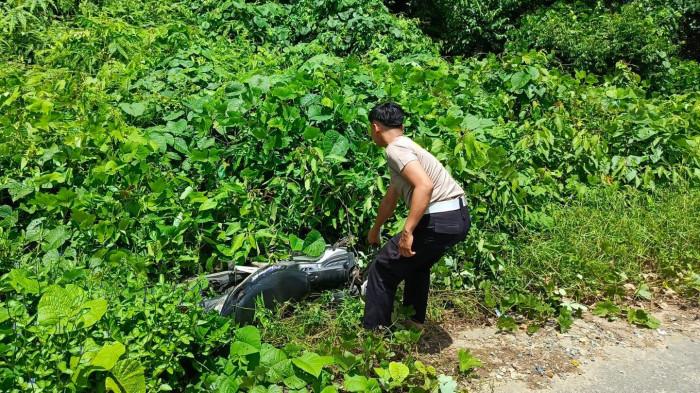 KECELAKAAN MAUT DI ANAMBAS - Petugas Satlantas Polres Kepulauan Anambas mengevakuasi sepeda motor Yamaha Jupiter MX yang dikendarai Amri (46) usai terlibat kecelakaan tunggal di Jalan MH Thamrin, Kecamatan Siantan, Jumat (12/6/2026). Kecelakaan di Anambas ini berujung maut, Amri dan rekannya Lian Lip meninggal dunia.