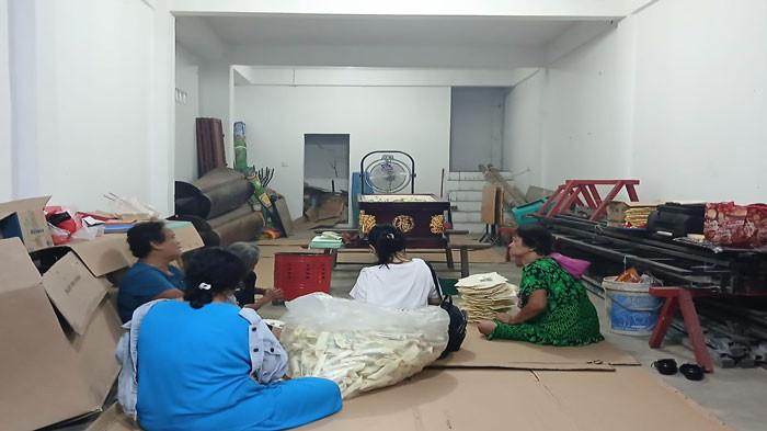 RUMAH DUKA - Suasana duka menyelimuti keluarga Lian Lip, korban kecelakaan maut di Anambas, Jumat (12/6/2026). Jenazah warga Desa Tarempa Barat, Kecamatan Siantan itu rencananya akan dimakamkan pada Sabtu (13/6/2026) pukul 14.00 WIB di Tempat Pemakaman Umum Desa Temburun.