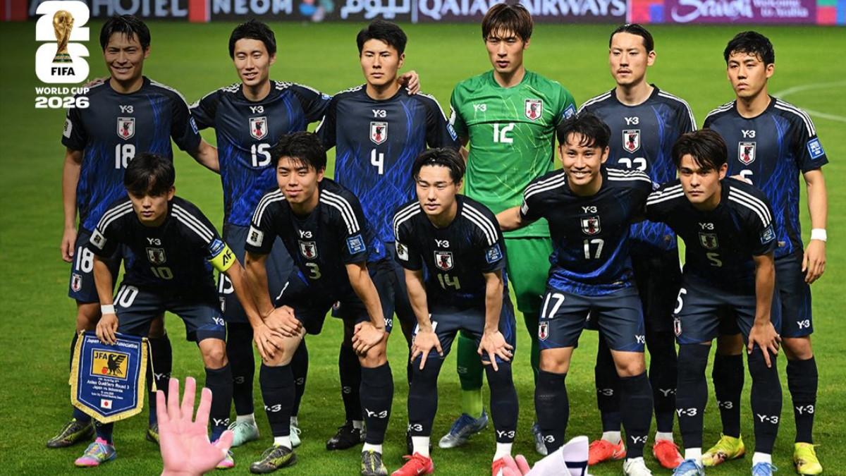 Skuad Japan national football team tampil kompak dengan jersey biru khas Samurai Blue sambil berpose bersama jelang Piala Dunia 2026.