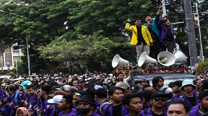 BEM SI memberi ultimatum 18 hari kepada pemerintah untuk memperbaiki kondisi ekonomi dan mengatasi pelemahan rupiah yang menyentuh Rp18.000 per dolar AS. Jika gagal, mahasiswa mengancam menggelar Reformasi Jilid II dan aksi nasional besar-besaran.