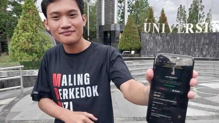 oto Tiyo Ardianto saat menunjukan teror dalam bentuk pesan yang masuk ke handphonenya, Jumat (13/02/2026). 
