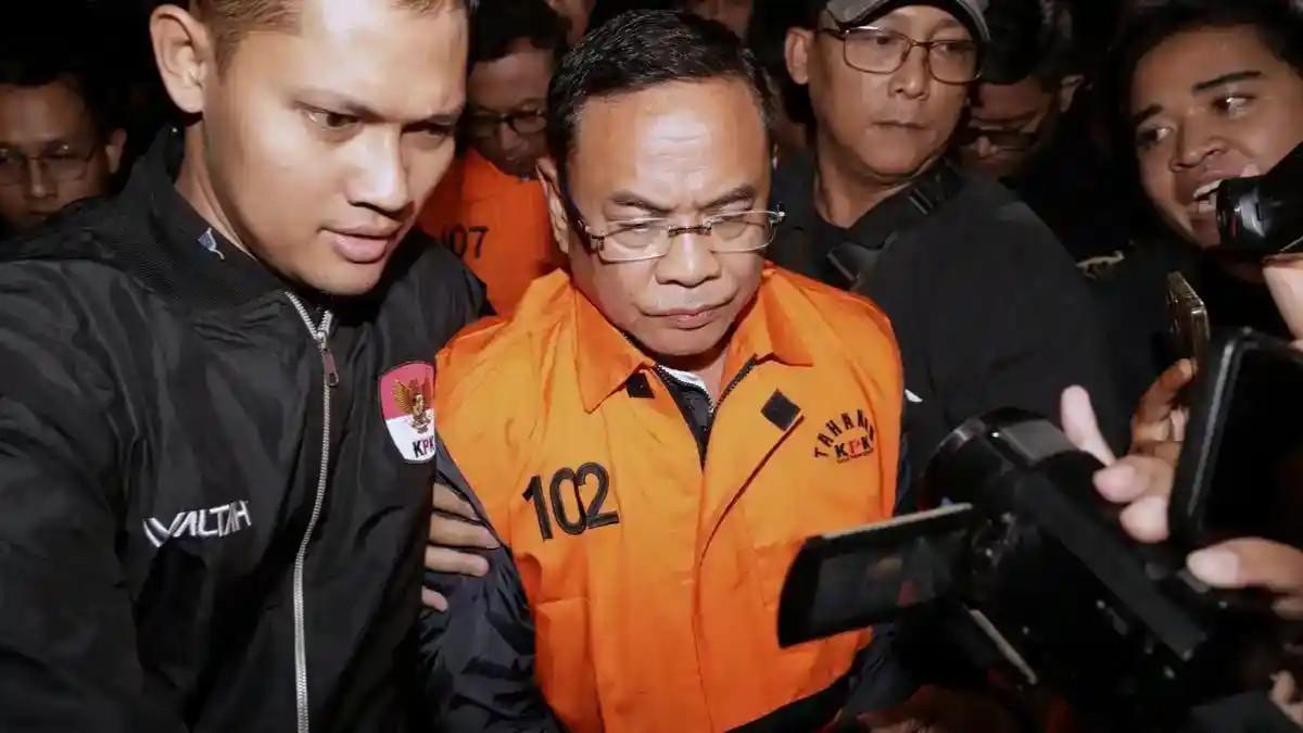 OTT PATI - Bupati Pati Sudewo bersama tersangka lainnya mengenakan rompi tahanan usai ditetapkan sebagai tersangka di Gedung Merah Putih KPK, Jakarta, Selasa (20/1/2026).