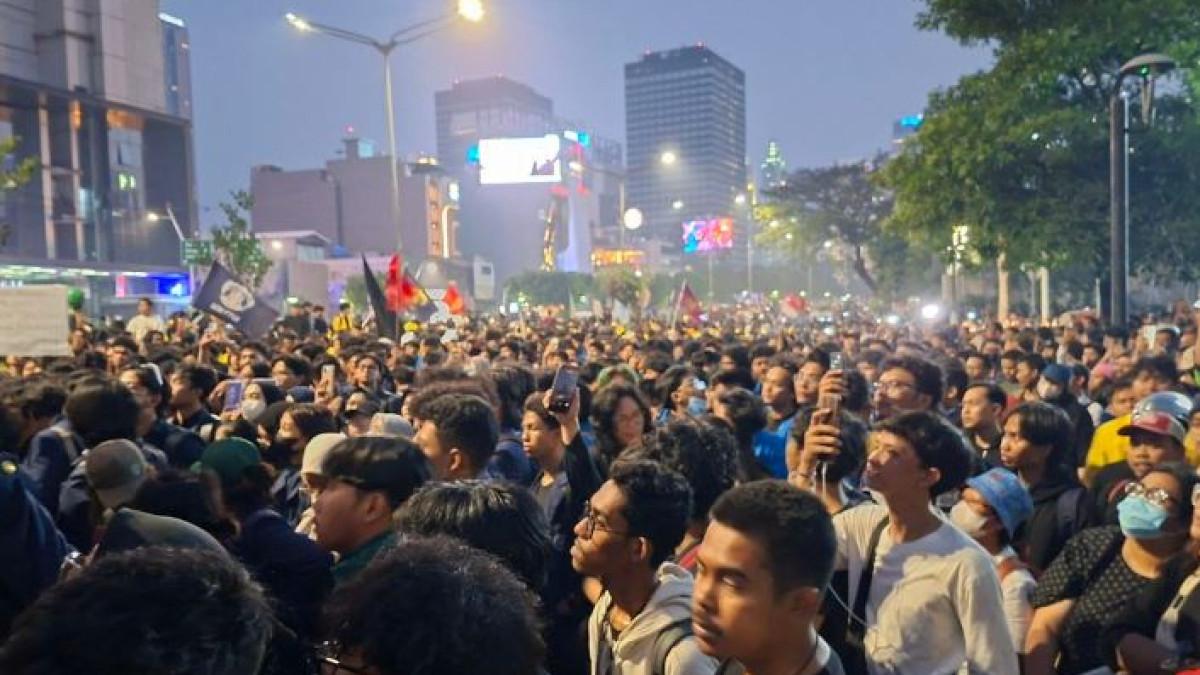 DEMO DI JAKARTA - Massa aksi dari berbagai universitas masih bertahan di Jalan Jenderal Sudirman hingga Jumat (12/6/2026) malam