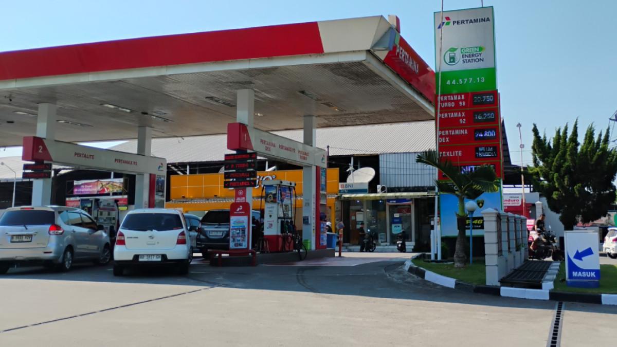 BERITA KARANGANYAR - Suasana SPBU Dagen Karanganyar, mulai 10 Juni 2026, harga BBM non-subsidi jenis Pertamax naik dari Rp12.300 menjadi Rp16.250 per liter. Sementara Pertamax Green 95 naik dari Rp12.900 menjadi Rp17.000 per liter.