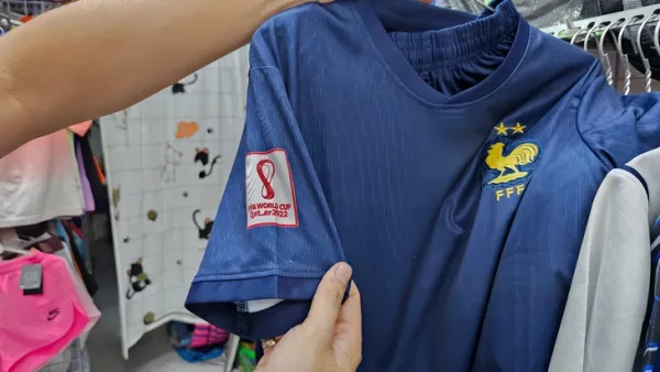 Ăn theo World Cup: Đồ thể thao thấp thỏm, quán cà phê chi tiền triệu dựng màn chiếu kéo khách - Ảnh 3.