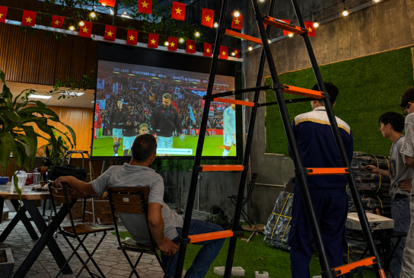 Ăn theo World Cup: Đồ thể thao thấp thỏm, quán cà phê chi tiền triệu dựng màn chiếu kéo khách - Ảnh 3.