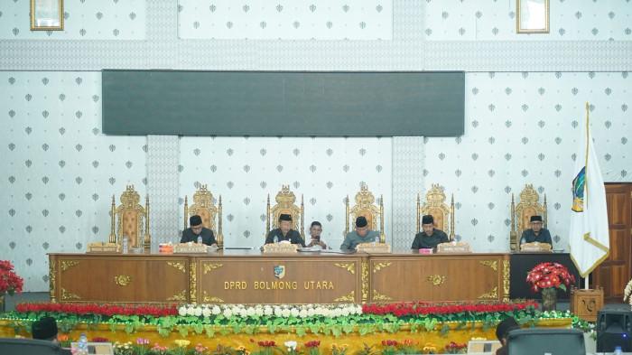 AJUKAN - Pemerintah Kabupaten Bolaang Mongondow Utara (Pemkab Boltara) menyampaikan 14 rancangan peraturan daerah (Ranperda) ke DPRD Boltara sebagai penguatan regulasi daerah. Ranperda tersebut disampaikan Bupati Boltara Sirajudin Lasena pada saat rapat paripurna yang dilaksanakan di Kantor DPRD Boltara, Desa Boroko, Kecamatan Kaidipang, Senin (15/06/2026).