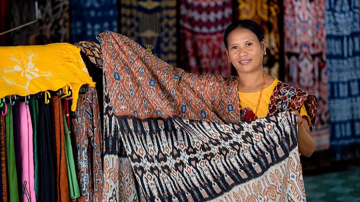 Seorang pengrajin menunjukkan kain tenun ikat khas Sumba di Nusa Tenggara Timur (NTT).