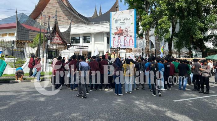 AKSI DEMO- Peserta aksi demo yang tergabung dalam aliansi mahasiswa mendatangi kantor DPRD Sumbar, Senin (15/6/2026).