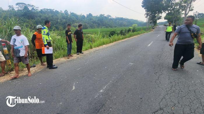 EVAKUASI - Proses evakuasi korban kecelakaan Honda Tiger AD 5194 CF dan Honda Beat AD 2310 VF, di Jalan Karanganpandan-Mojogedang, Dusun Ploso, Desa Mojogedang Kecamatan Mojogedang, Kabupaten Karanganyar, Senin (15/6/2026). Insiden adu banteng dua sepeda motor tersebut mengakibatkan satu pengendara meninggal dunia dan satu lainnya mengalami luka-luka.
