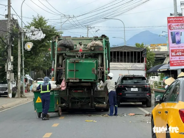Nhà máy xử lý rác Đà Lạt ngừng 2 ngày, 1.000 tấn rác tồn đọng trên vỉa hè - Ảnh 3.