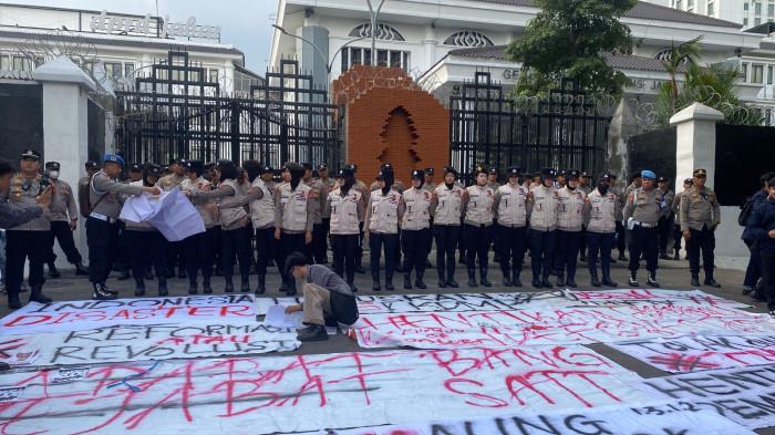 demo di gedung dprd bandung 1156