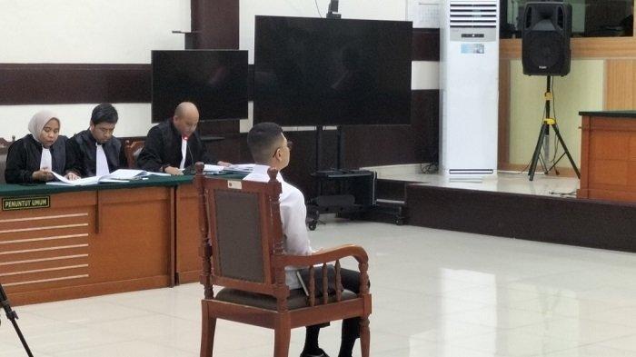 PK DITOLAK - Potret Yudha Arfandi mendengarkan tuntutan hukuman dalam sidang perkara kematian Dante (arsip 20250.
