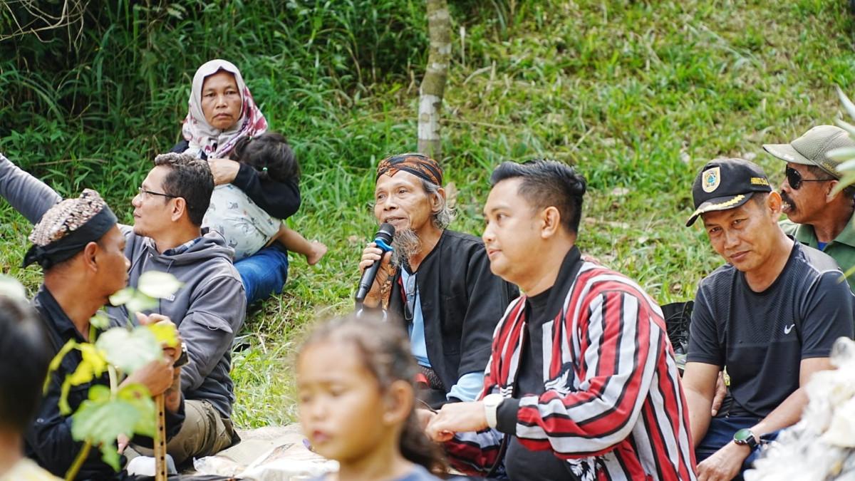 KIRAB PAGER BANYU - Peserta mengikuti sarasehan dan rangkaian Kirab Pager Banyu dalam kegiatan Mapak Suran #6 di Kampung Siluman, Sidorejo, Kemalang, Klaten, 13–14 Juni 2026.