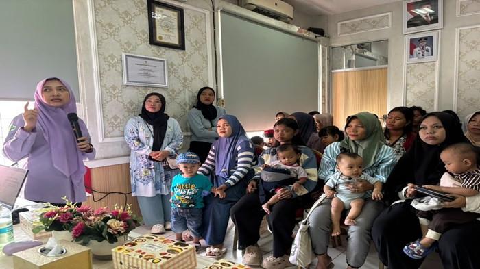 FOTO BERSAMA - Alfamart di 2026 kembali menjalankan program Satu Telur Sehari. Program yang dijalankan sejak 2022 ini konsisten memperluas jangkauan penerima manfaat dalam mendukung pemenuhan gizi anak-anak Indonesia.