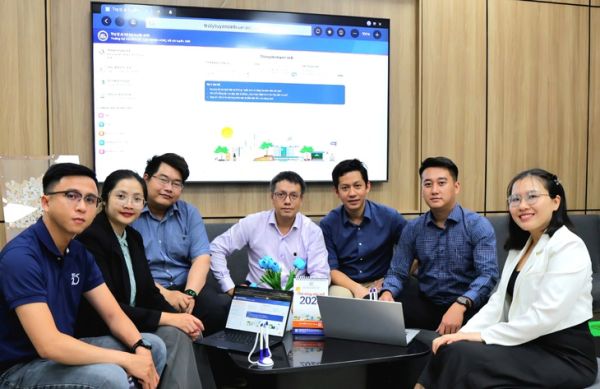 Trường đại học Kinh tế - Luật ra mắt trợ lý AI tư vấn tuyển sinh 24/7 - Ảnh 1.