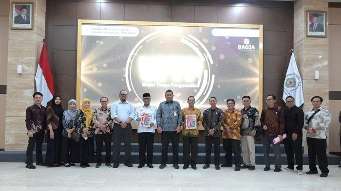 TERIMA WTP KE-17 - Wali Kota Banjar, Ir. H. Sudarsono menerima penghargaan Predikat Wajar Tanpa Pengecualian (WTP) atas Laporan Hasil Pemeriksaan atas Laporan Keuangan Pemerintah Daerah (LHP LKPD) Tahun Anggaran 2025, dari Plh Kepala BPK Perwakilan Jawa Barat, Firman Nurcahyadi, S.E., M.E., CSFA, CertDA, ChFA, CLA, ERMAP, CIISA, dalam agenda Penyerahan Laporan Hasil Pemeriksaan atas Laporan Keuangan Pemerintah Daerah Tahun 2025 Wilayah Provinsi Jawa Barat di Bandung, Selasa (09/06/2026). (Foto: Dok. Humas Pemkot Banjar)