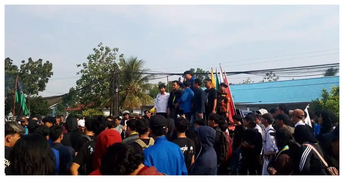 DEMO MAHASISWA - Massa yang tergabung dalam Cipayung Plus dan Poros Pelajar mengepung Depot Pertamina dan Gedung DPRD Kota Tasikmalaya, Jumat (12/6/2026) tuntut kenaikan BBM.