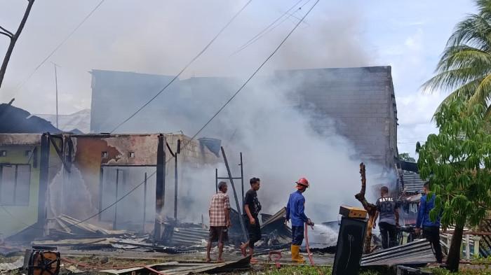 KEBAKARAN -- TIM Damkar Kota Gorontalo berupaya memadamkan kebakaran di Perumahan Awara Kota Gorontalo, Senin 15 Juni 2026.