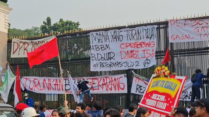 MAHASISWA MULAI DATANG KE DPR - Massa mahasiswa mulai memadati kawasan Gedung DPR RI, Senayan, Jakarta Pusat, Senin (15/6/2026).