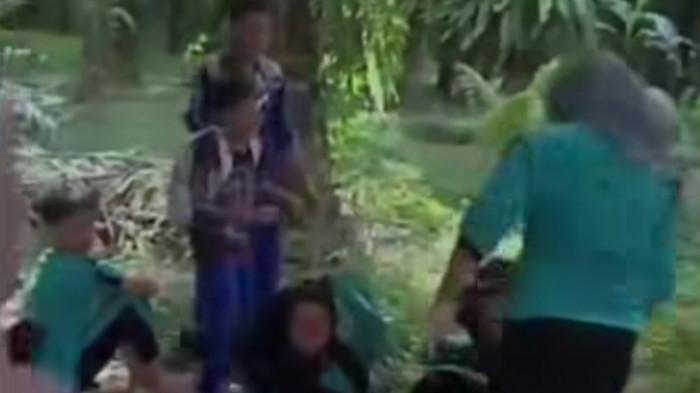 BULLYING: Dugaan bullying atau perudungan menghebohkan Media sosial di Seluma, Jum'at pagi (12/6/2026). Video 19 menit yang beredar terlihat dua siswi berseragam olahraga SMPN 45 Seluma berkelahi di Kebun Sawit