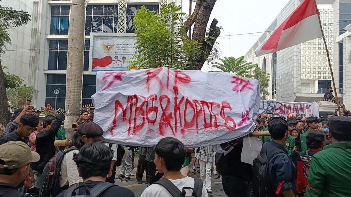 Momen mahasiswa memberikan replika keranda mayat ke DPRD Sumut, Jalan Imam Bonjol, Medan, Senin (15/6/2026). Keranda diberikan sebagai pertanda Indonesia akan mati.