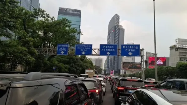 Mahasiswa dari Universitas Terbuka (UT) hingga Universitas Nasional (Unas) menggelar unjuk rasa di kawasan Dukuh Atas, Jalan MH Thamrin, Jakarta Pusat.