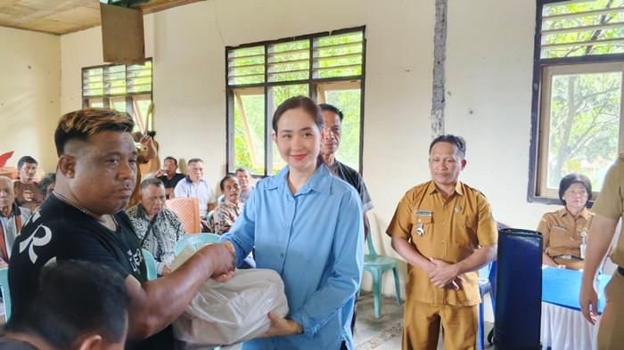 Ketua Tim Penggerak PKK Kabupaten Sangihe, Cherry Soeyoenus beri bantuan
